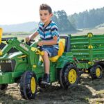 Traktor na pedale je omiljena igračka za male vozače Traktor na pedale