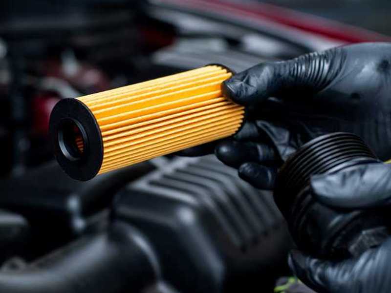 Filtar ulja za auto uklanja nečistoće iz motornog ulja